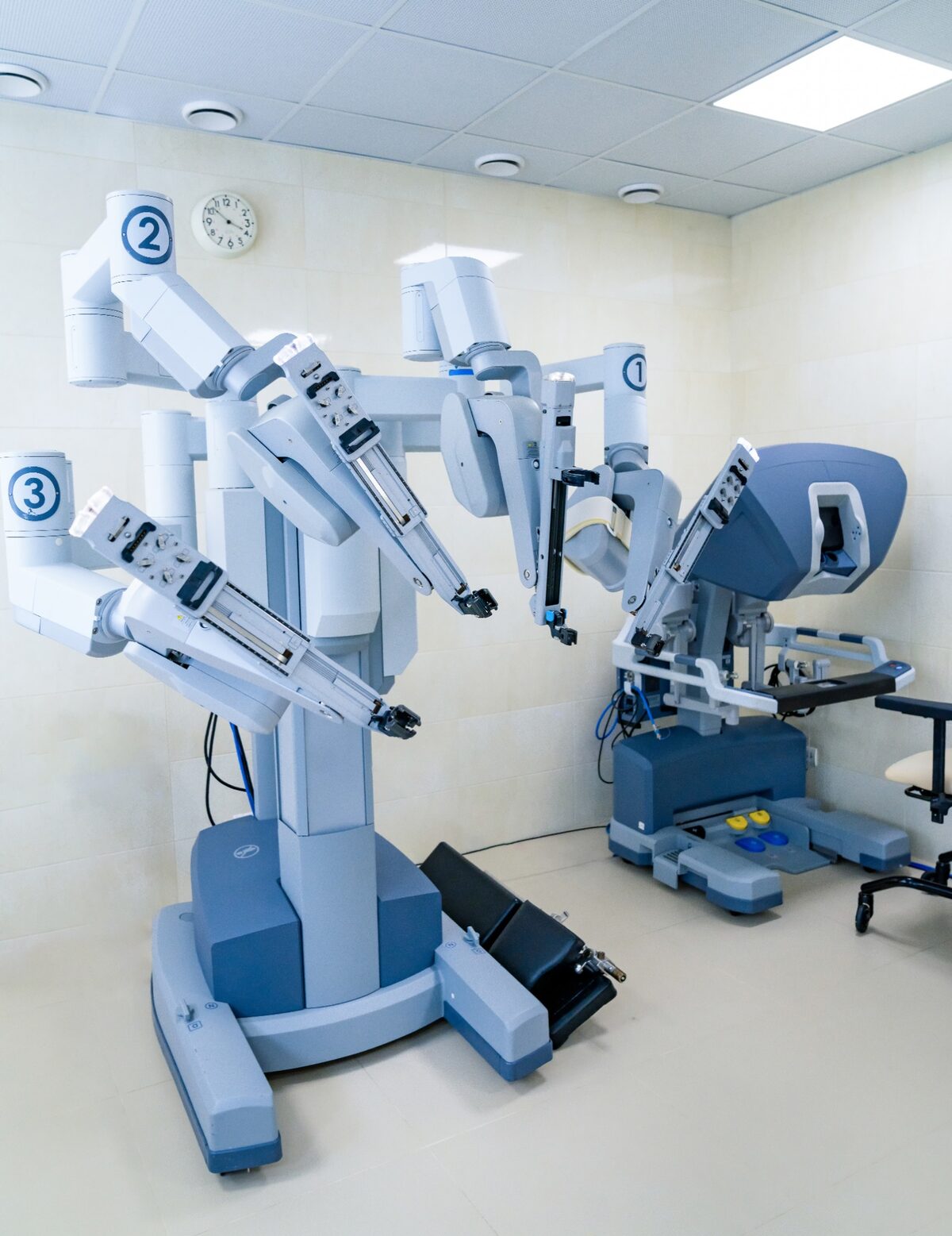 Robotik cerrahi sistemi, hasta ünitesi ve cerrah konsolu